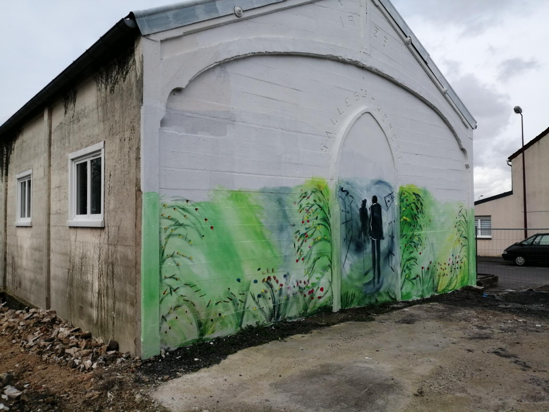 début de la réalisation d'une fresque à l'extérieur d'une salle 